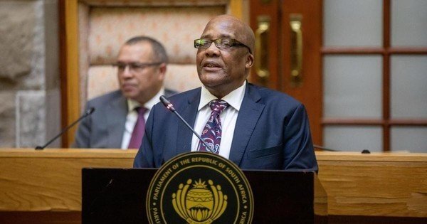 Motsoaledi announces R1 billion funding boost to plug PEPFAR gap