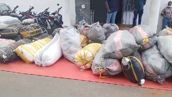 E/R: Police intercept truck carrying 36 bags of suspected na...