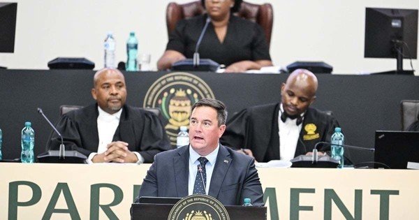 Steenhuisen announces massive vaccine shipment in fight against foot-and-mouth disease