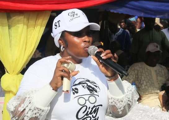 Lagos lawmaker distributes food, cash to constituents