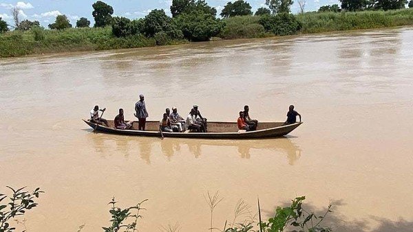 Bagre Spillage: Digaare Chief provides lifeline boat for str...