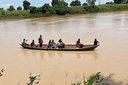 Bagre Spillage: Digaare Chief provides lifeline boat for str...