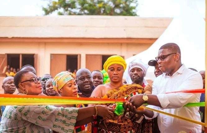 Gomoa West MP, DCE unveil ultramodern KG blocks for Simbrofo...