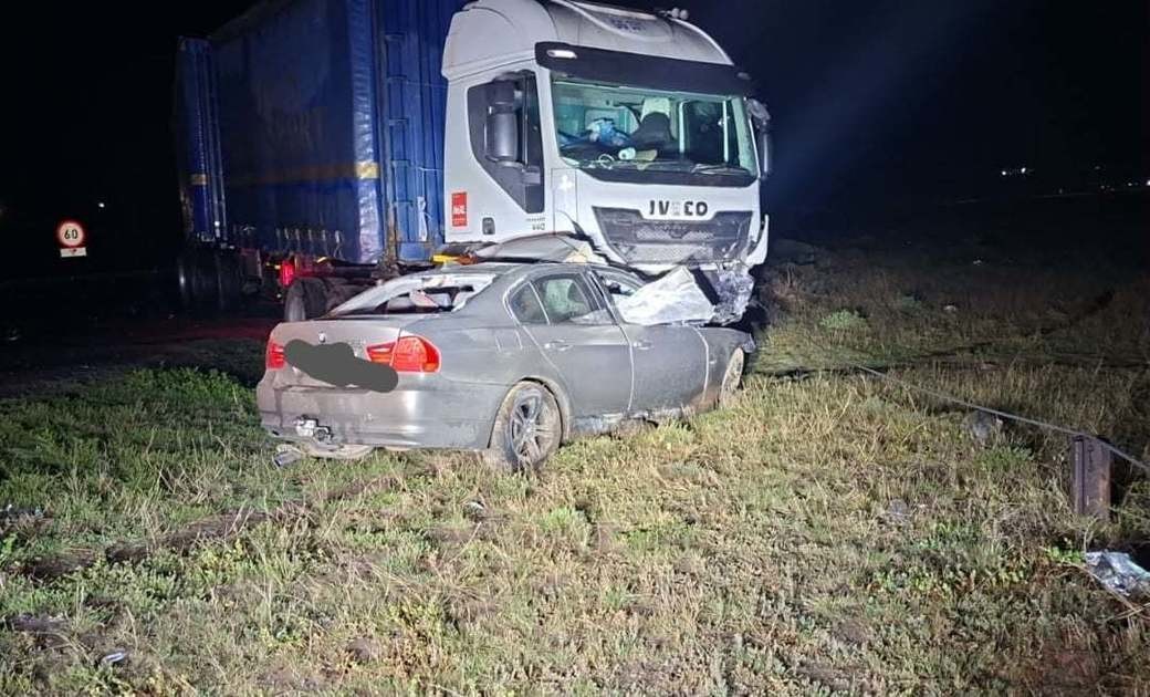 Couple, child killed on Eastern Cape N10 in head-on collision with truck