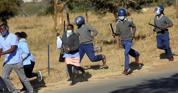 Zimbabwe arrests 100,000 for flouting lockdown rules - Police