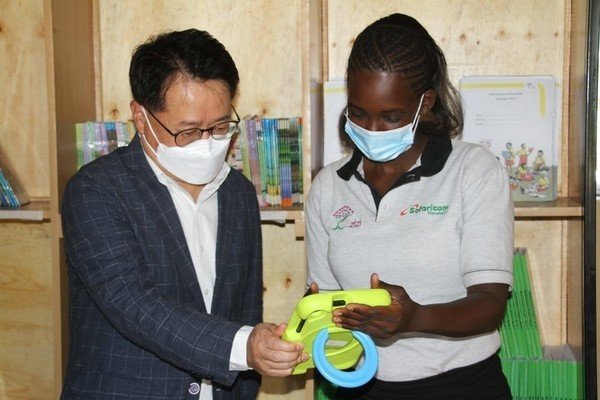 Schoolchildren Receive Samsung Tablets in Accelerated Learning Program