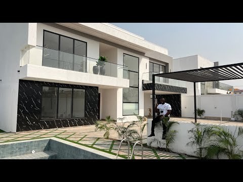 4bedroom with a boysquarters and a swimming pool for sale at school junction Botwe