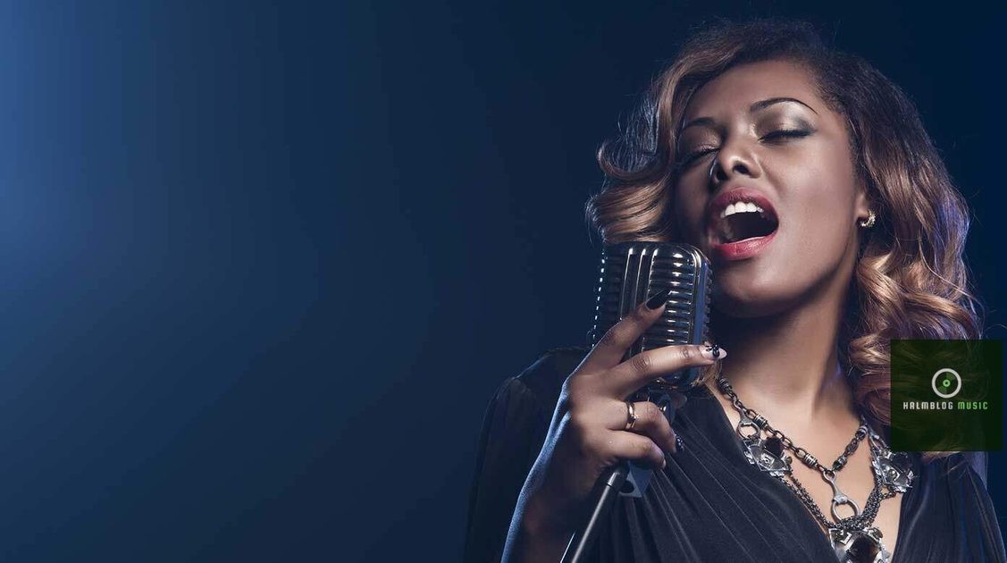 How Much Does a Singer Make Per Month?