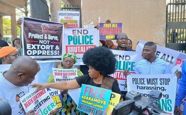 [UPDATED] PICTORIAL: #EndBadGovernance protesters storm court, demand Sowore's release