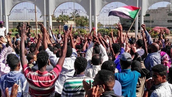 Sea of protesters stage sit-in outside Sudan's presidential compound