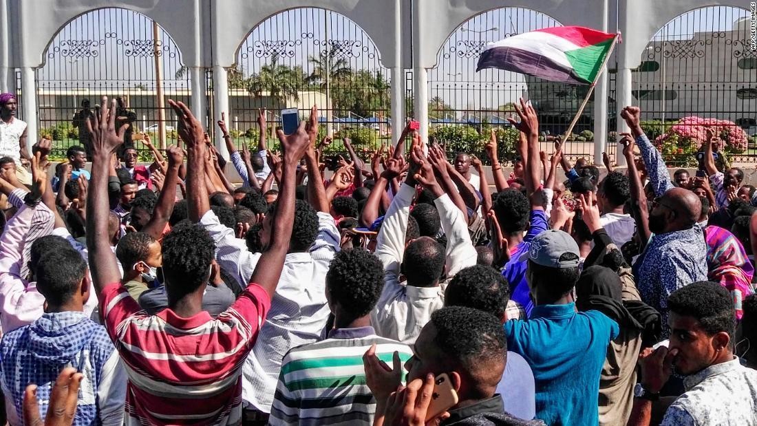 Sea of protesters stage sit-in outside Sudan's presidential compound