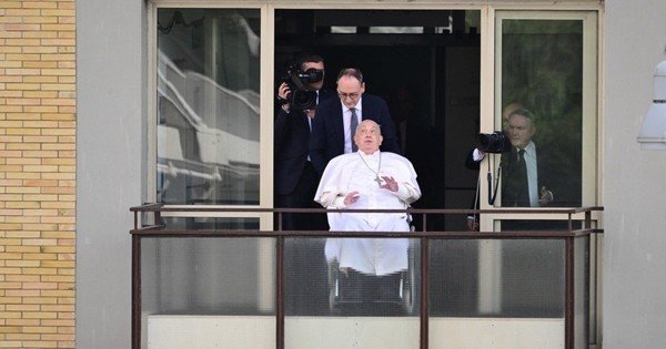 Pope waves to supporters from hospital balcony, says ‘thank you’