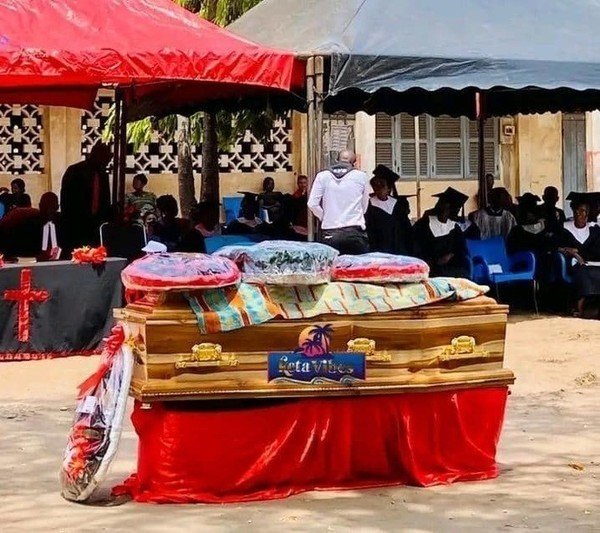 Many bid farewell to restaurant owner killed by unknown assa...